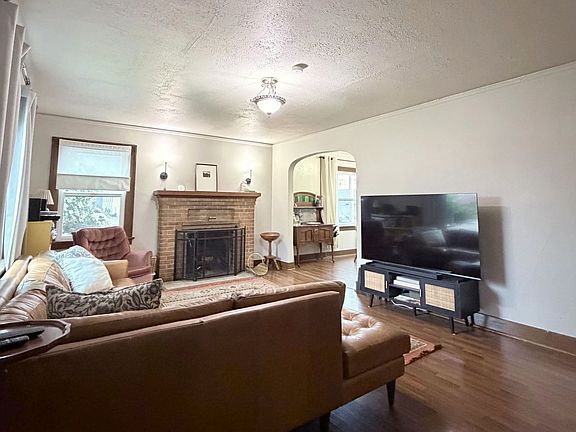 3rd image of 3601 Hoyt Ave