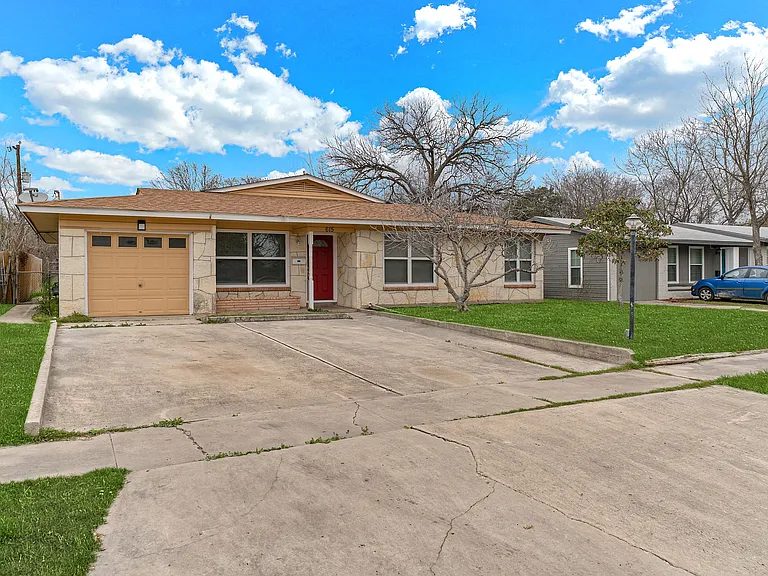 615 Burwood Ln — Photo 2