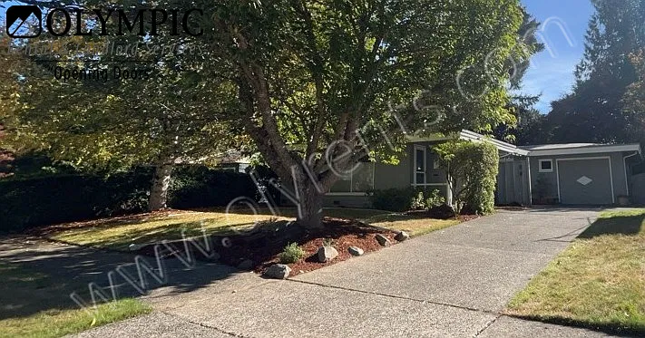 Adorable NE Olympia home! 2 bdrm, 1 bath, 1 car garage. Fenced yard. — Photo 2