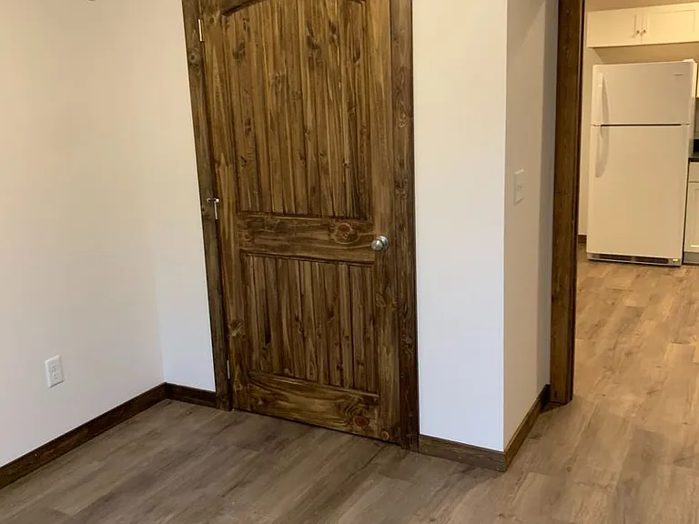 715 Cottonwood Ct — Photo 3