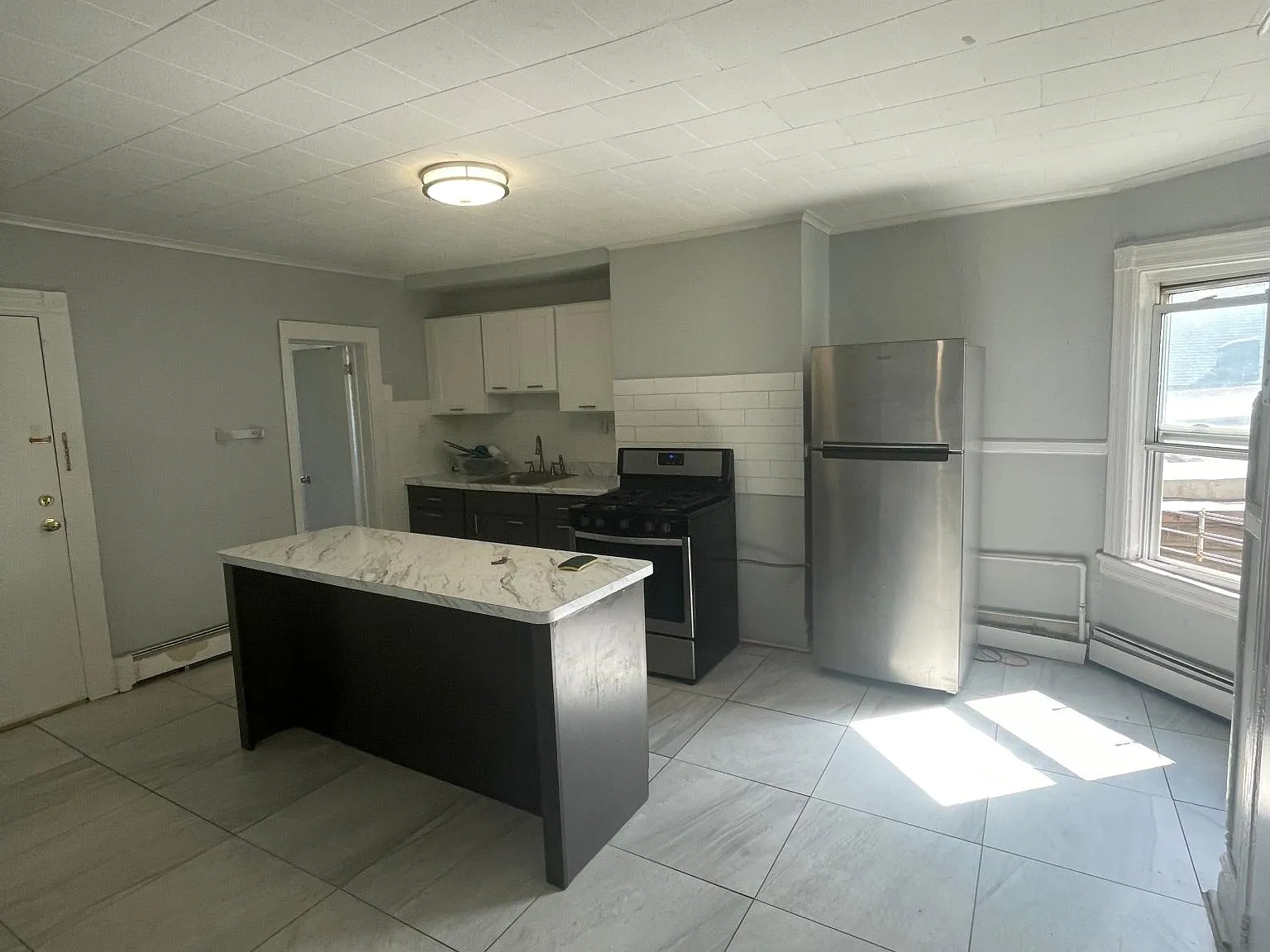 3 bed, 1250 sqft, $1,995 — Photo 2