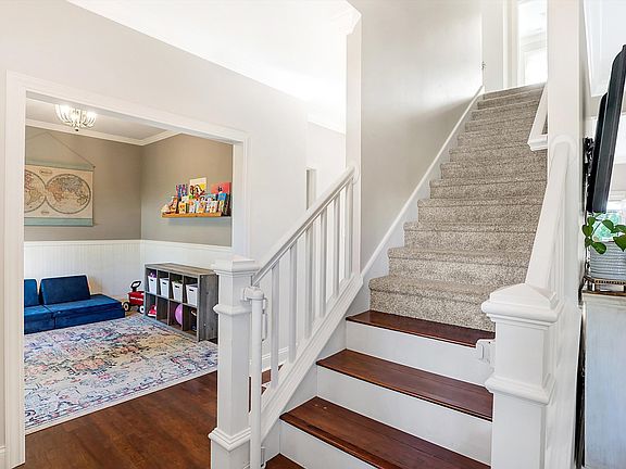 5th image of 425 Karen Ct
