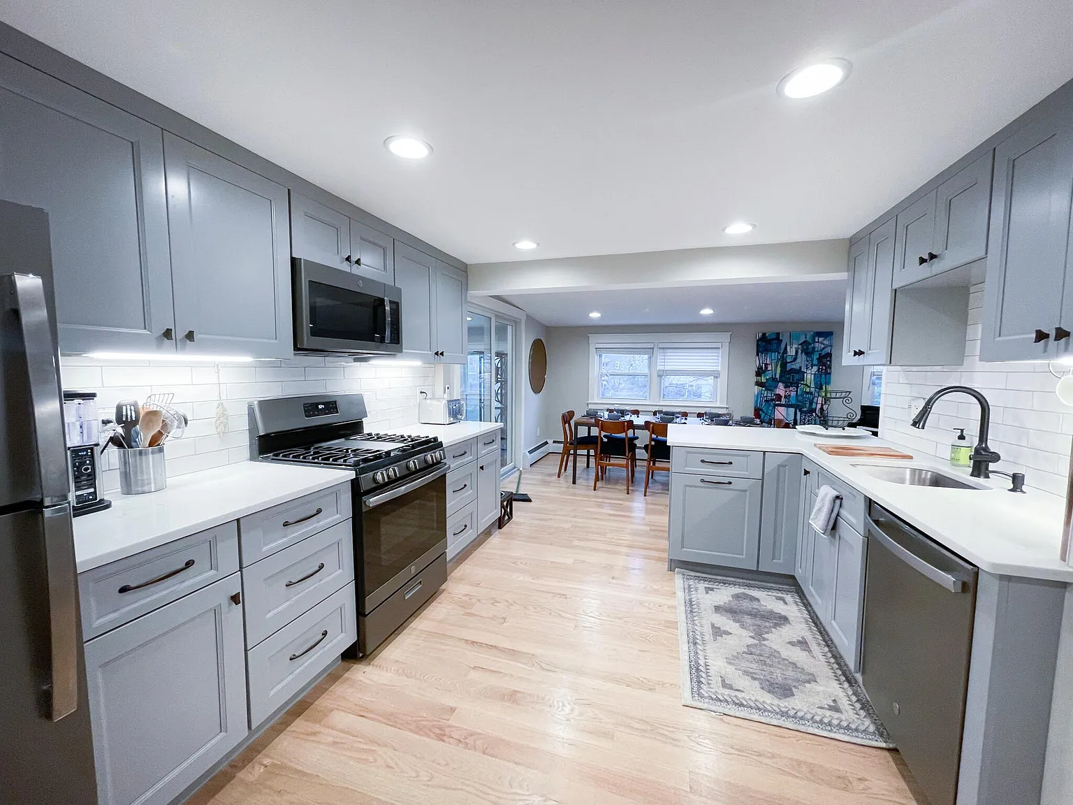 4 bed, 2103 sqft, $5,975 — Photo 3