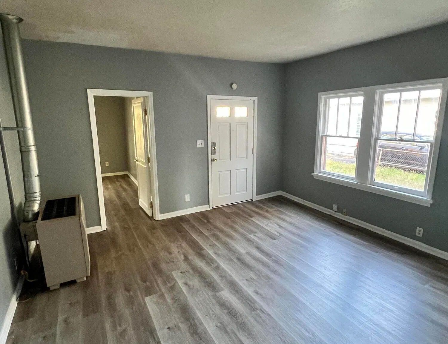 2 bed, 1.0 bath, 950 sqft, $850 — Photo 2