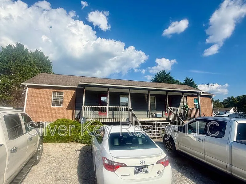 2 bed, 1.0 bath, 896 sqft, $995 — Photo 1