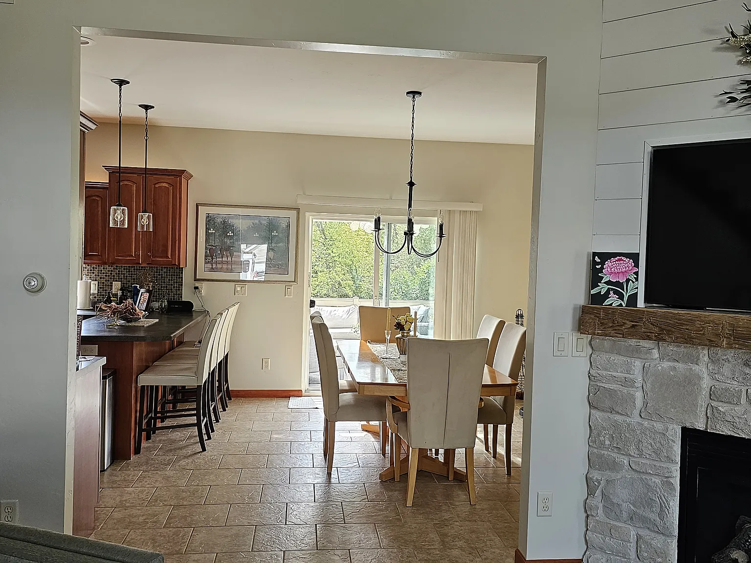 3 bed, 3.5 bath, 2750 sqft, $2,700 — Photo 3