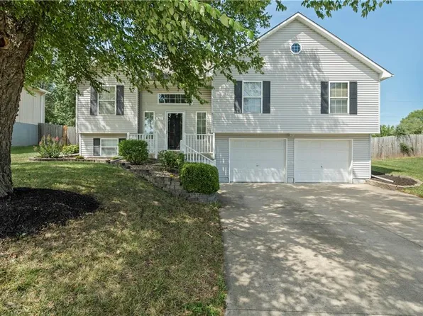 1817 SE Kenwood Dr, Blue Springs, MO 64014