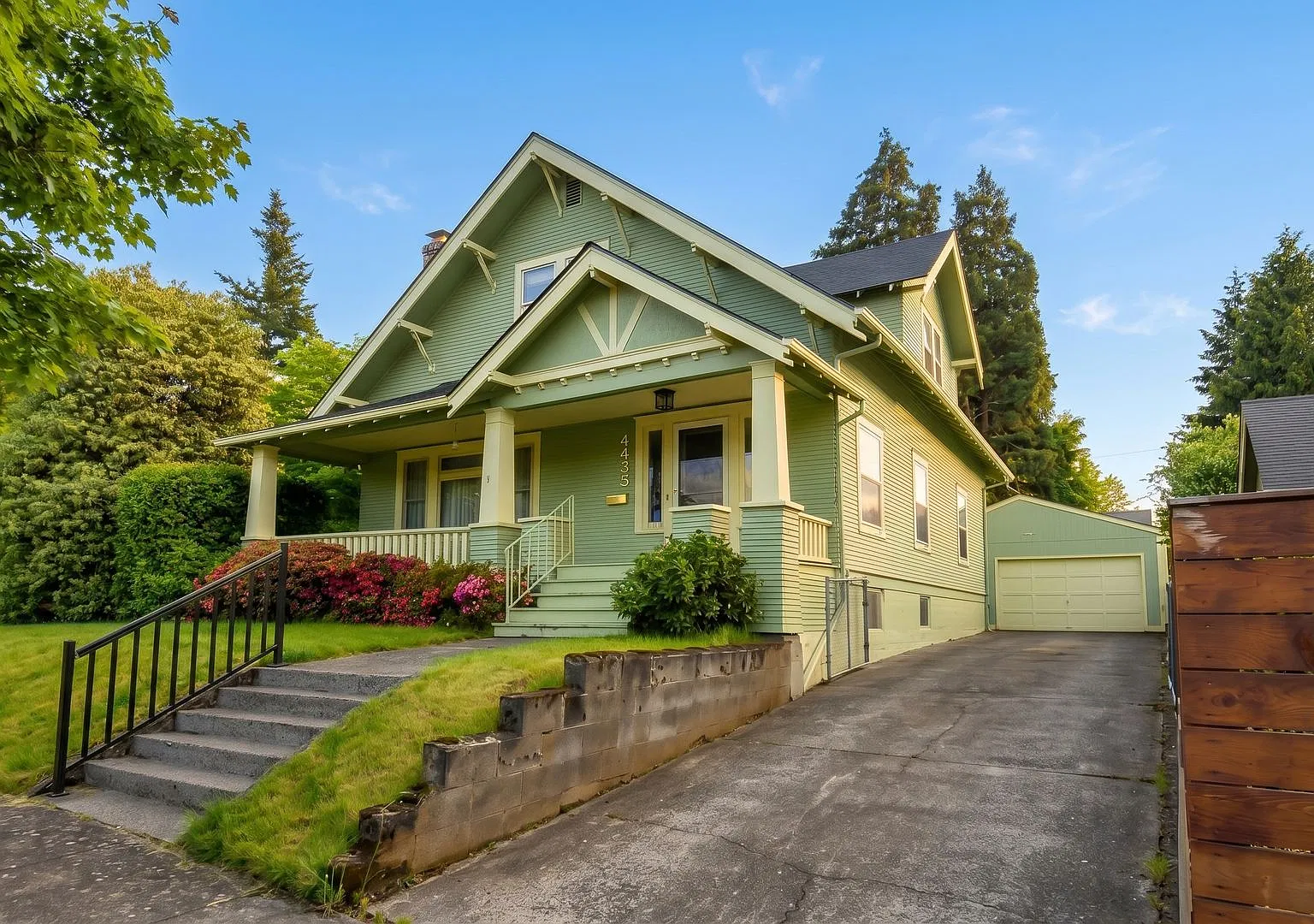 **Half Off the First Full Month of Rent Gorgeous Craftsman-Style 5 Bedroom Home Located in the So... — Photo 2