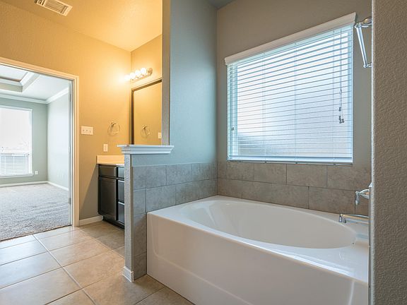 4th image of 5715 Blackstone Dr