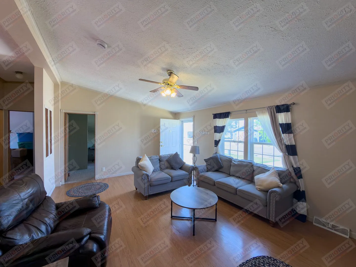 Single family home with huge yard — Photo 4