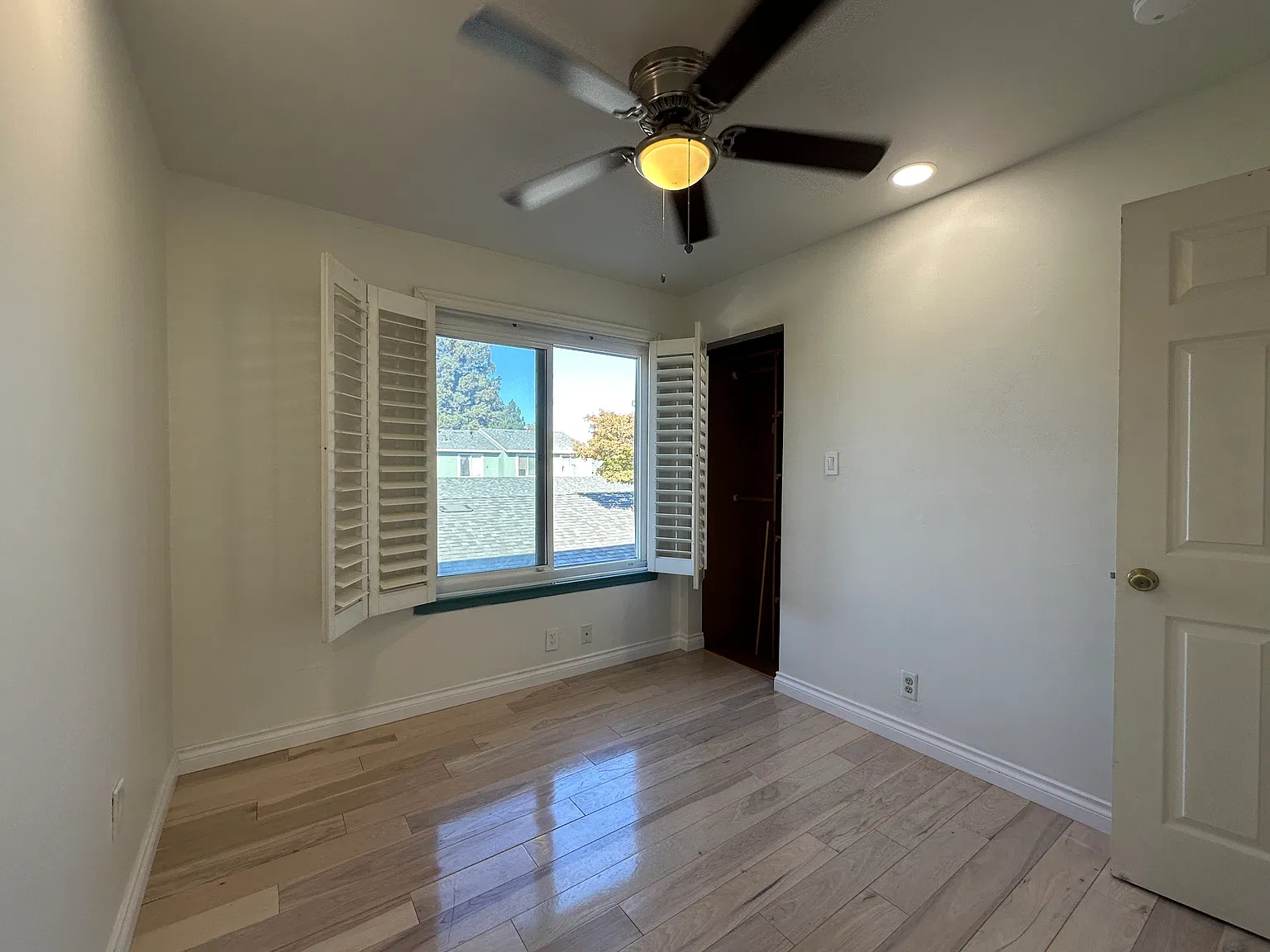 3 bed, 1.5 bath, 1102 sqft, $3,900 — Photo 3