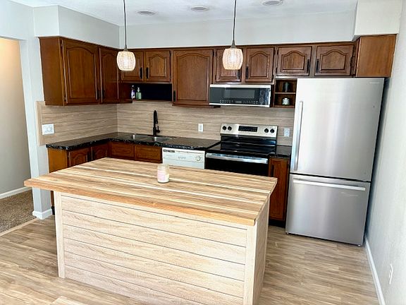 Kitchen: dishwasher is now high end stainless steel model