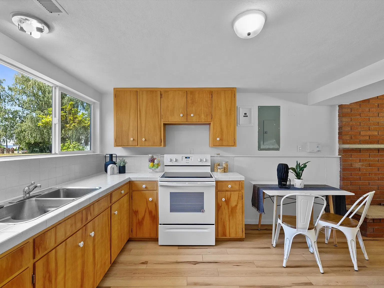 4 bed, 2418 sqft, $3,975 — Photo 3