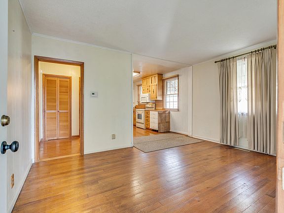 3rd image of 1561 Pineola Ave