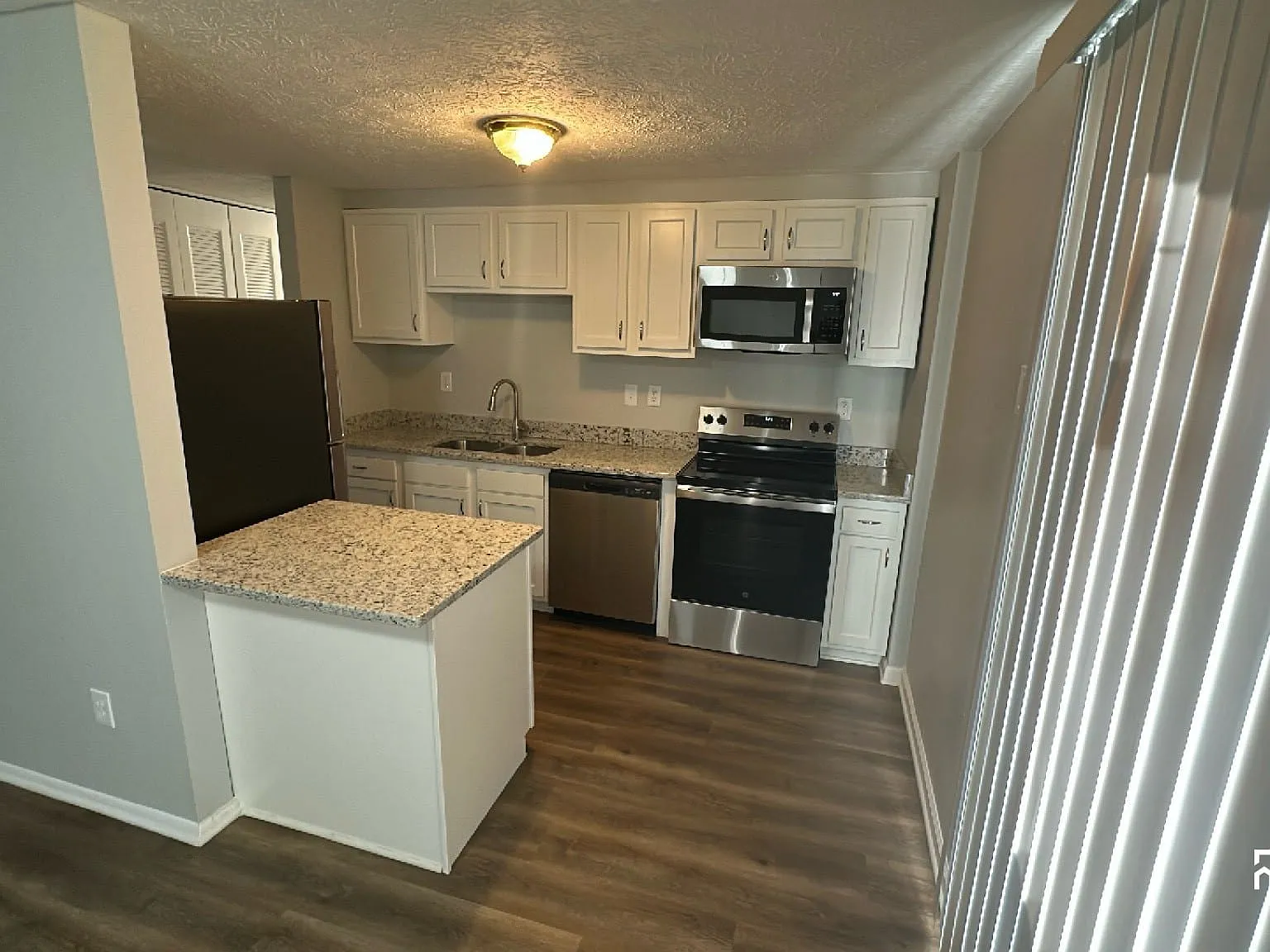 3 bed, 1.5 bath, 1268 sqft, $1,930 — Photo 3