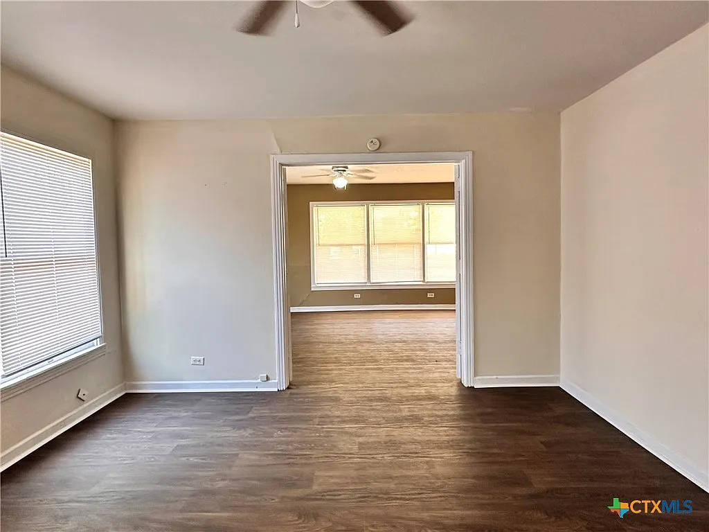 5 bed, 3.0 bath, 5261 sqft, $2,200 — Photo 3