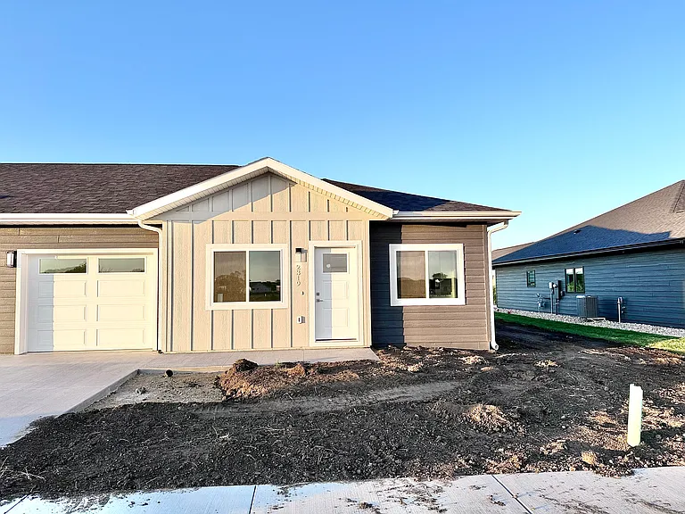 2317 Sweetgrass Dr — Photo 2