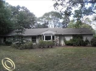 2460 Ogden Dr, West Bloomfield, MI 48323