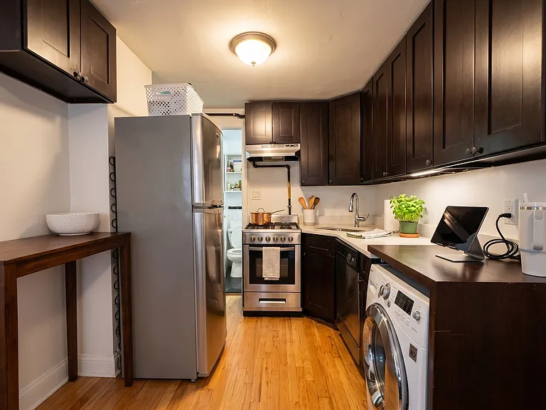 118 E 4th St #11 — Photo 5