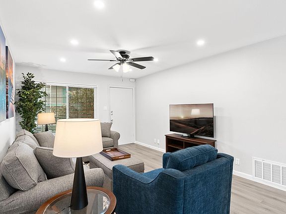 4th image of 300 Crockett St APT 221