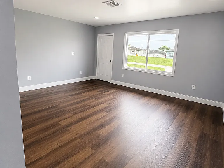 138 Gordon Ave S — Photo 2