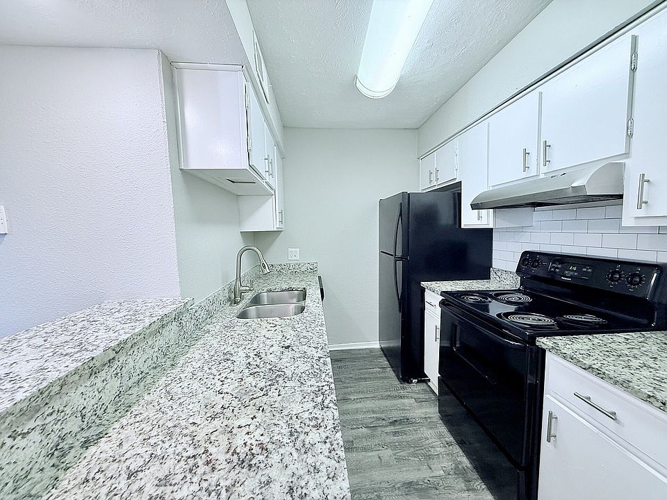 B3 - 2BD, 1.5BA - 1250SF - Kitchen