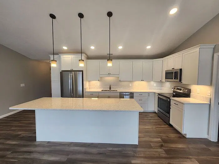 5 bed, 3.0 bath, 2079 sqft, $2,550 — Photo 3