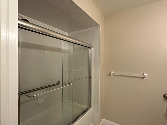 Full Sized Shower/Tub
