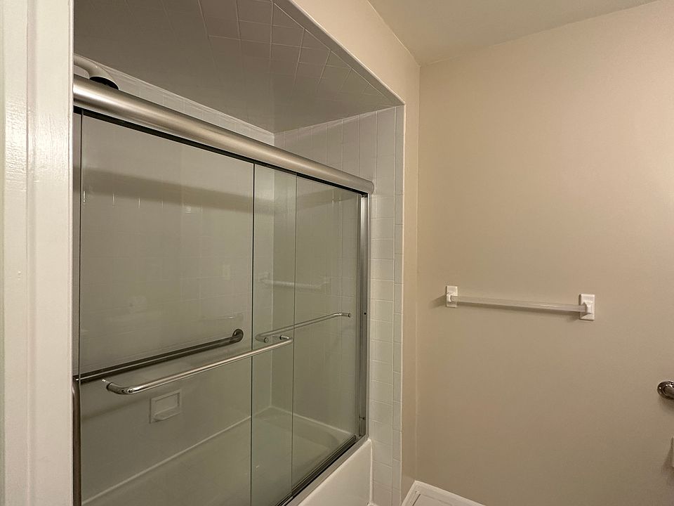 Full Sized Shower/Tub