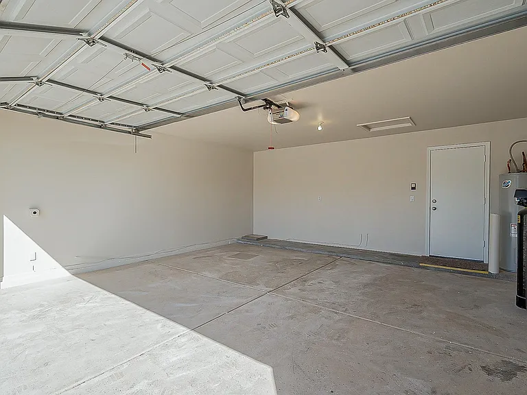 718 W Baylor Ln — Photo 37