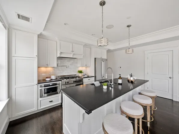 689 E 4th St Unit 3, South Boston, MA 02127