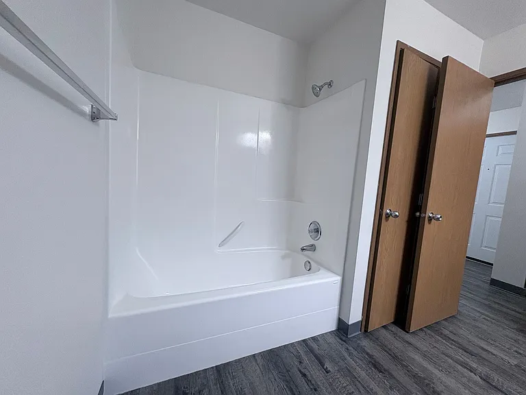 Park East & West Apartments — Photo 25
