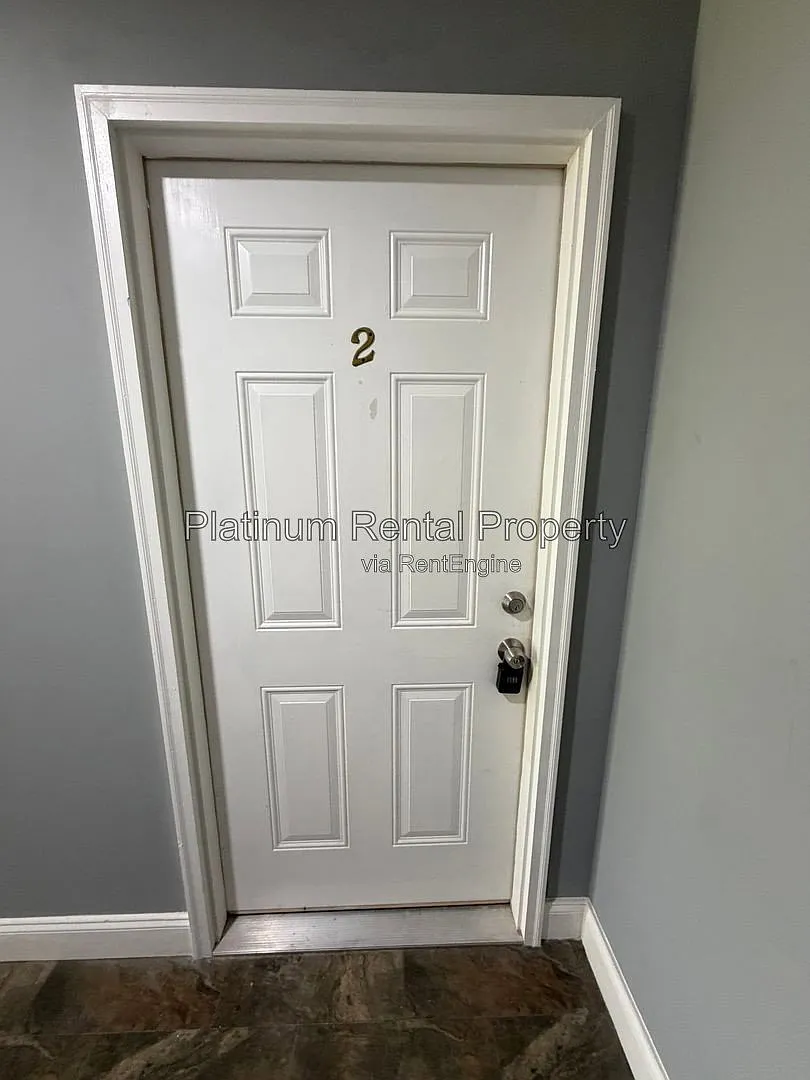 2 bed, 1.0 bath, 781 sqft, $1,049 — Photo 2