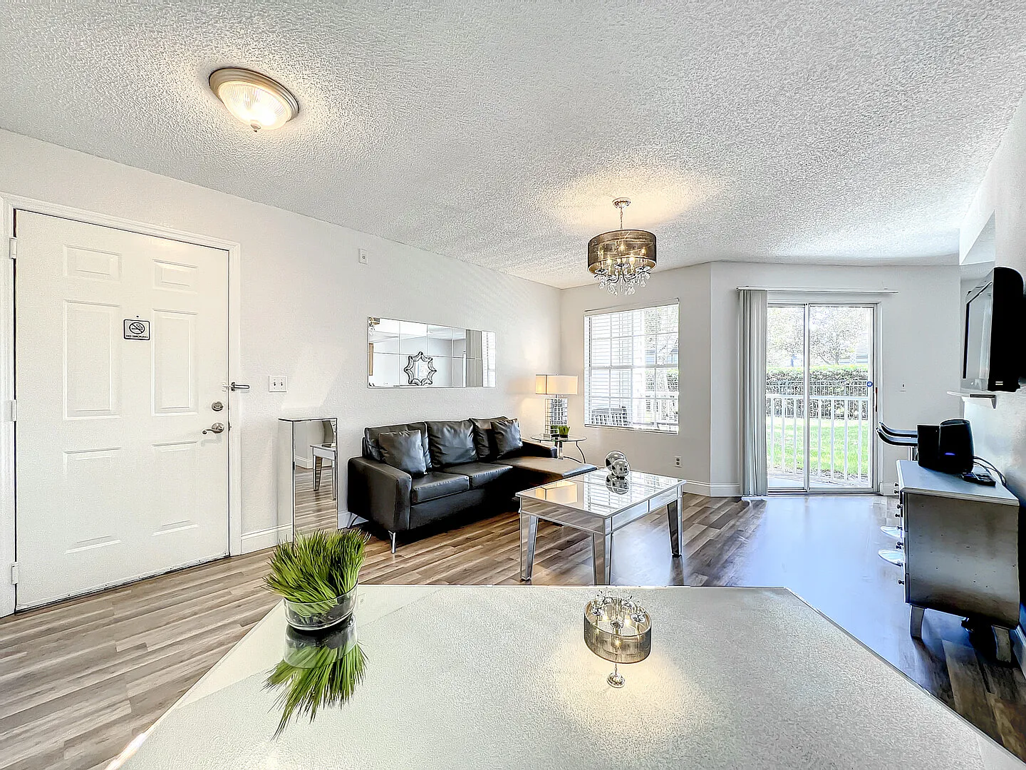 Modern & Fully Furnished 1-Bedroom Condo in SeaWorld — Photo 3