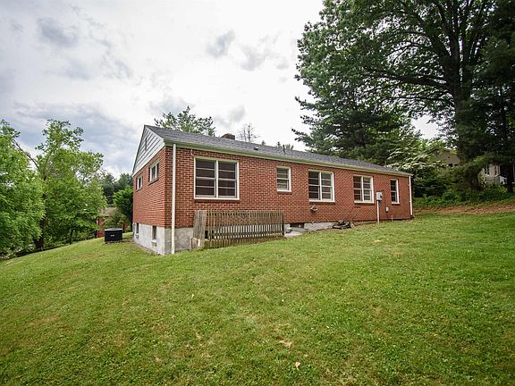 3rd image of 1311 Crestview Dr