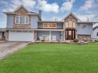 299 Trowbridge Rd, Elk Grove Village, IL 60007