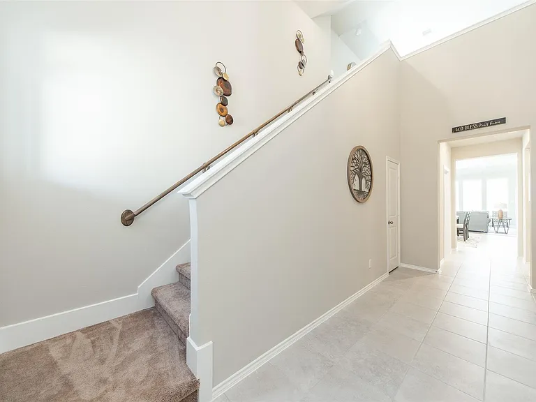1915 Meadow Trail Dr — Photo 4