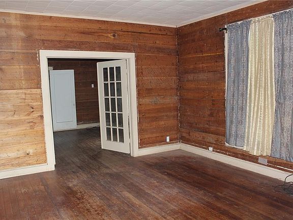 3rd image of 908 E McLennan Ave