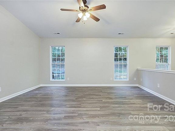 5th image of 706 White Oak Ln