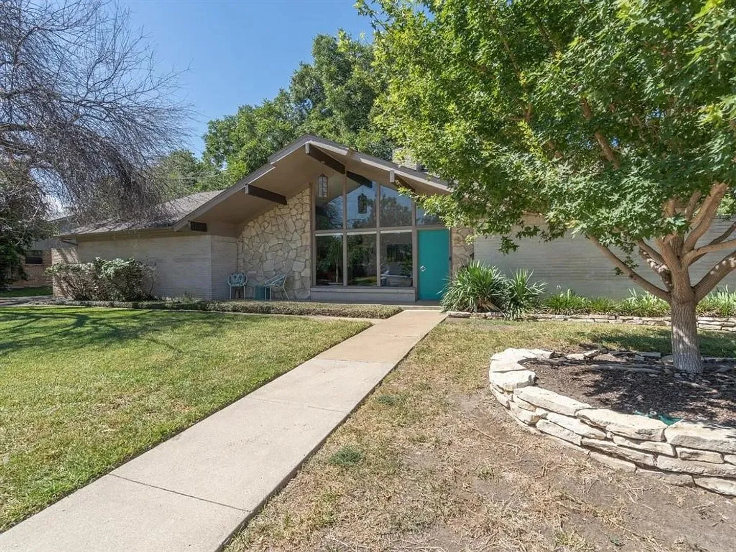 Spectacular Home in Holiday Heights Add! Come see Me!! I can be yours!! — Photo 4