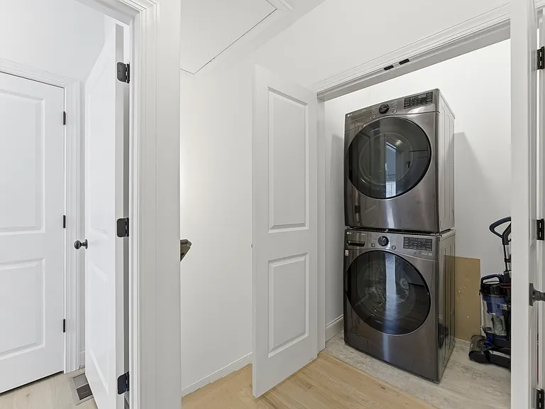 656 Bull St — Photo 12
