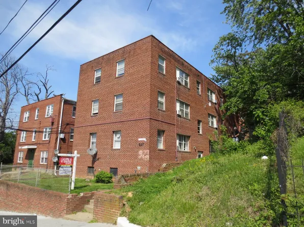 927 52nd St NE APT 4, Washington, DC 20019
