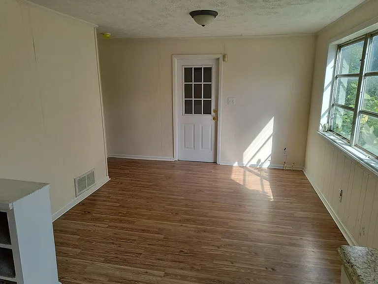 1147 Roselle St — Photo 8