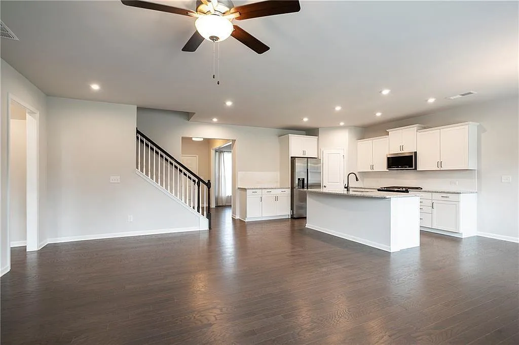 4 bed, 3.5 bath, 2618 sqft, $2,600 — Photo 3