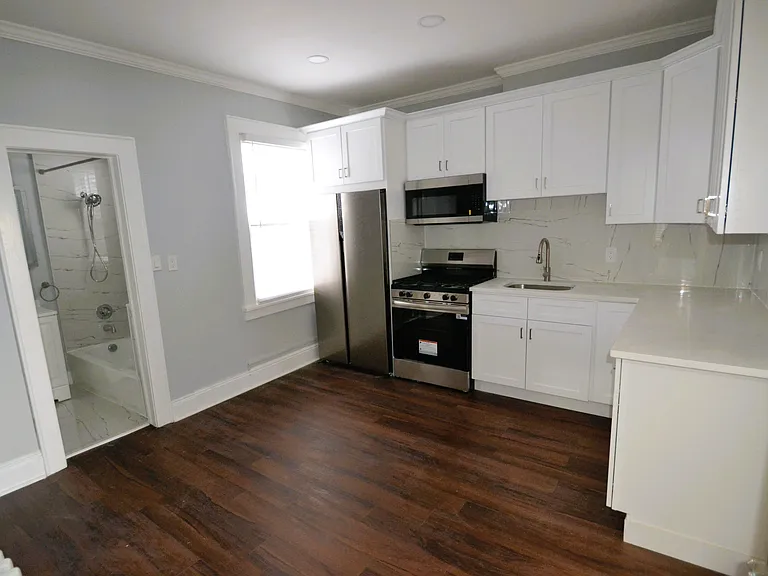 56 Hobart Pl #5 — Photo 1