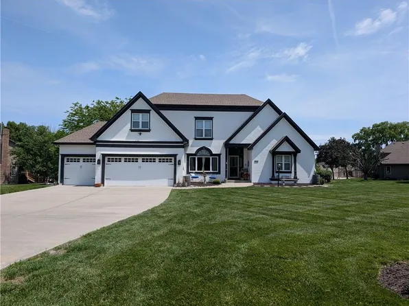 4215 SE Paddock Dr, Lees Summit, MO 64082