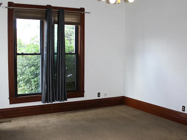 532 N Walnut St — Photo 2