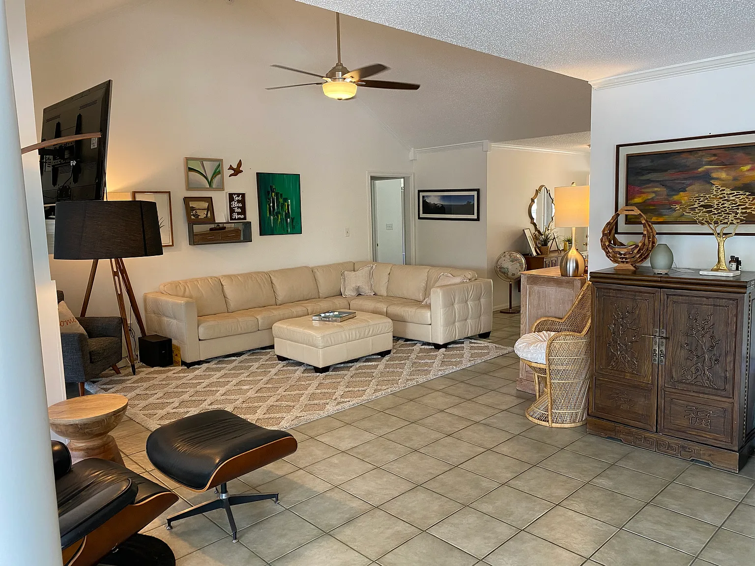 4 bed, 2.5 bath, 2366 sqft, $3,400 — Photo 3
