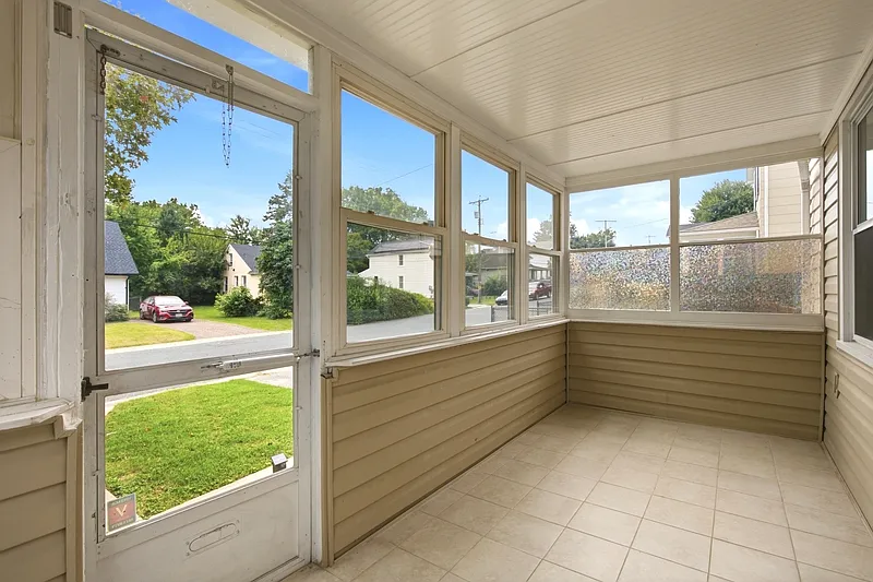 3 bed, 2.0 bath, 1290 sqft, $2,100 — Photo 2