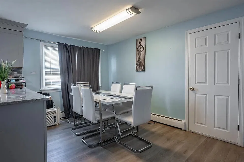 3 bed, 1350 sqft, $2,700 — Photo 3